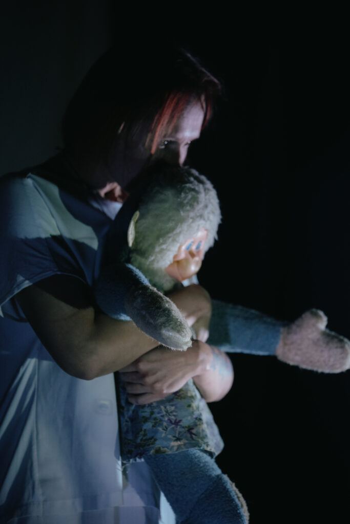 Автобіографічні історії жінок у документально-тілесному перформансі: у Києві покажуть виставу «Перетравлення»