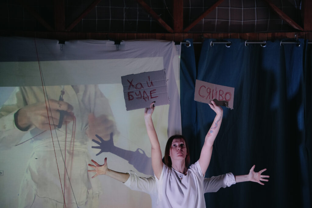 Автобіографічні історії жінок у документально-тілесному перформансі: у Києві покажуть виставу «Перетравлення»