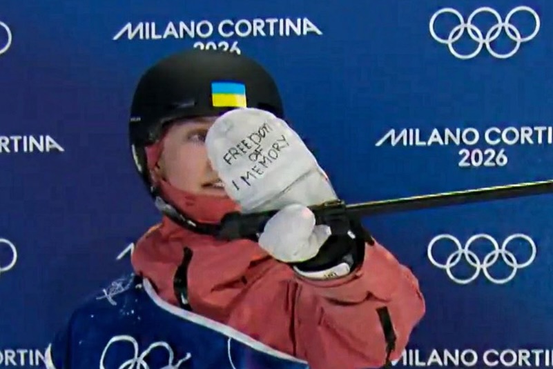 Українські біатлоністки вийшли на спринт Олімпіади-2026 з чорними стрічками на знак пам’яті про загиблих спортсменів 4 Українські біатлоністки вийшли на спринт Олімпіади-2026 з чорними стрічками на знак пам’яті про загиблих спортсменів