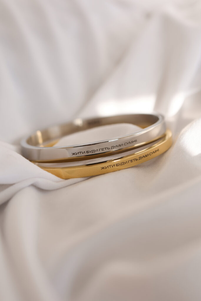 NO LIMITS і SENESS випустили колекцію «Ломикамінь» на підтримку жіночого екіпажу «Тайфун» — її обличчям стала Антоніна Хижняк 2 NO LIMITS і SENESS випустили колекцію «Ломикамінь» на підтримку жіночого екіпажу «Тайфун» — її обличчям стала Антоніна Хижняк