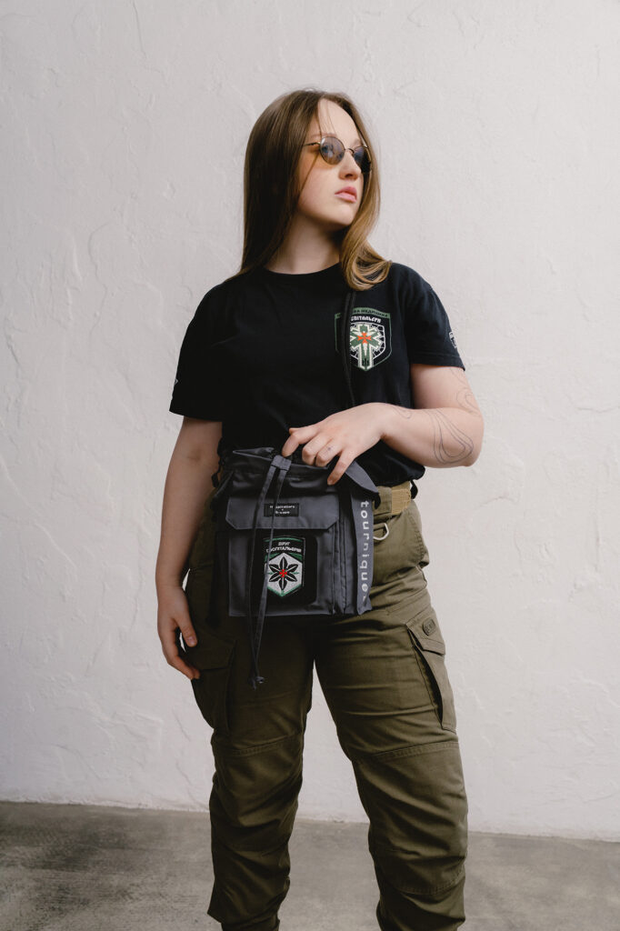 Бренд S-cape та «Госпітальєри» у благодійній колаборації створили сумку з окремим відділенням для турнікета