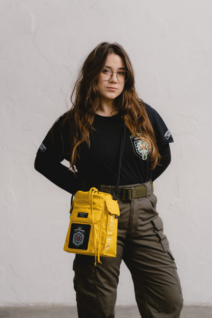 Бренд S-cape та «Госпітальєри» у благодійній колаборації створили сумку з окремим відділенням для турнікета