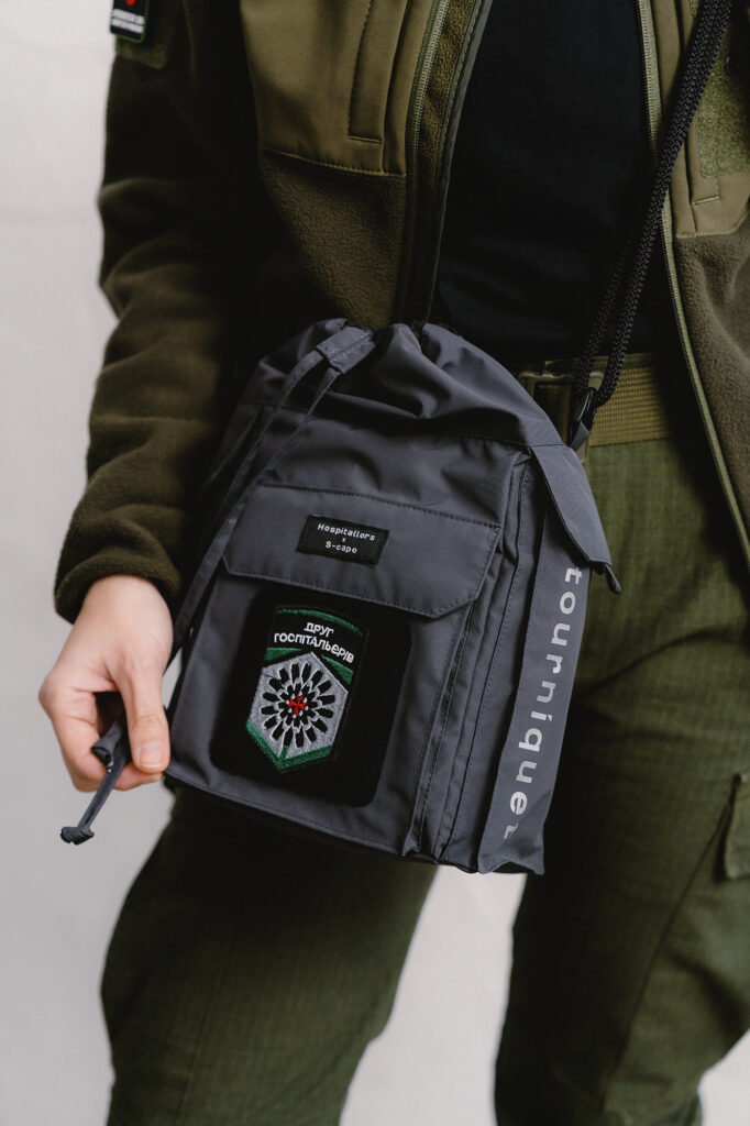Бренд S-cape та «Госпітальєри» у благодійній колаборації створили сумку з окремим відділенням для турнікета