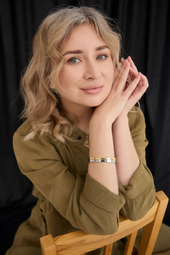 NO LIMITS і SENESS випустили колекцію «Ломикамінь» на підтримку жіночого екіпажу «Тайфун» — її обличчям стала Антоніна Хижняк 4 NO LIMITS і SENESS випустили колекцію «Ломикамінь» на підтримку жіночого екіпажу «Тайфун» — її обличчям стала Антоніна Хижняк