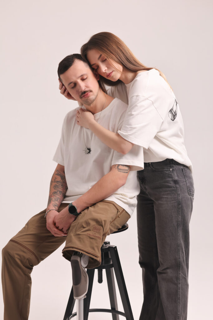 Бренд прикрас Ptashka та Служба супроводу «Азову» випустили лімітовану підвіску на підтримку поранених і звільнених із полону 4 Бренд прикрас Ptashka та Служба супроводу «Азову» випустили лімітовану підвіску на підтримку поранених і звільнених із полону