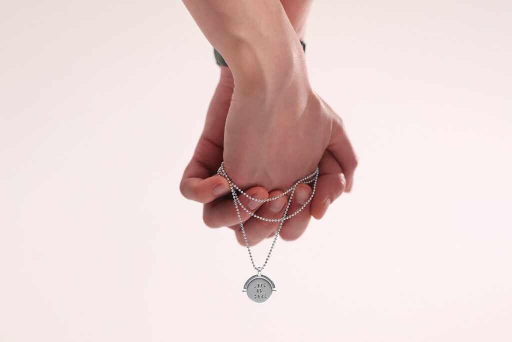 Бренд прикрас Ptashka та Служба супроводу «Азову» випустили лімітовану підвіску на підтримку поранених і звільнених із полону 3 Бренд прикрас Ptashka та Служба супроводу «Азову» випустили лімітовану підвіску на підтримку поранених і звільнених із полону