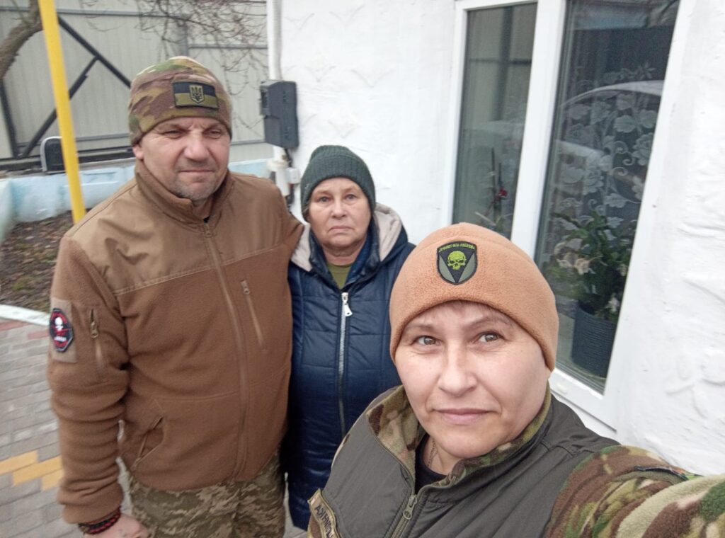 «Не знаю, чи я нормальна мама: поїхати і лишити найдорожче — своїх дітей». Інтерв’ю з бойовою медикинею «Кудряшкою»