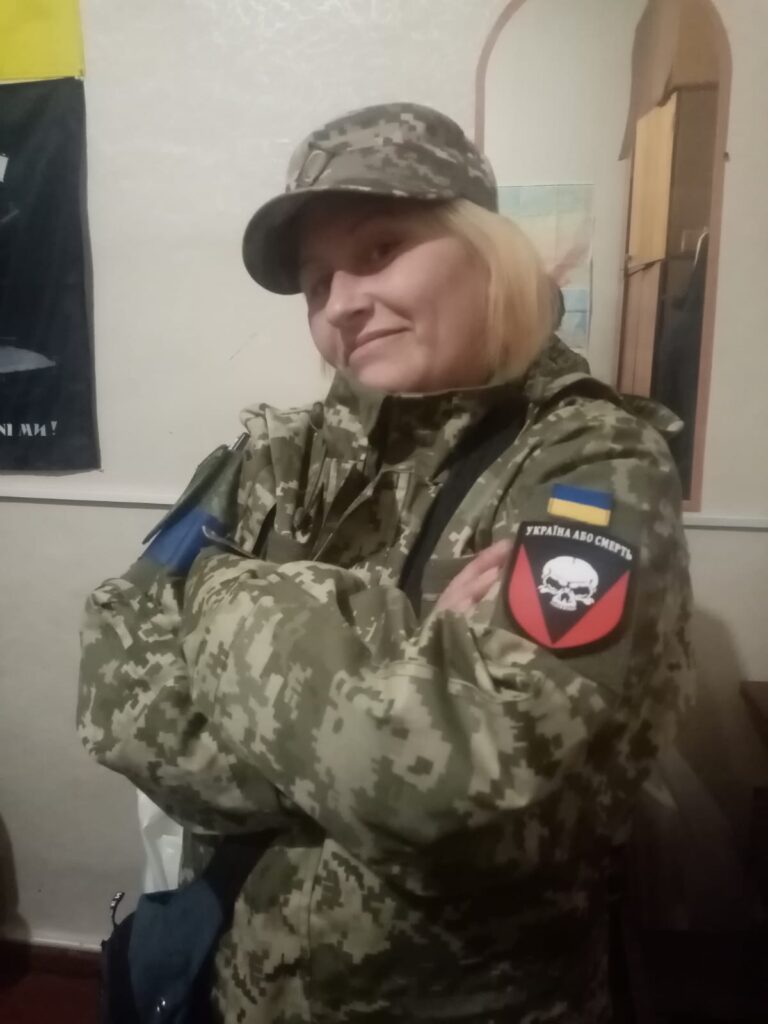 «Не знаю, чи я нормальна мама: поїхати і лишити найдорожче — своїх дітей». Інтерв’ю з бойовою медикинею «Кудряшкою»