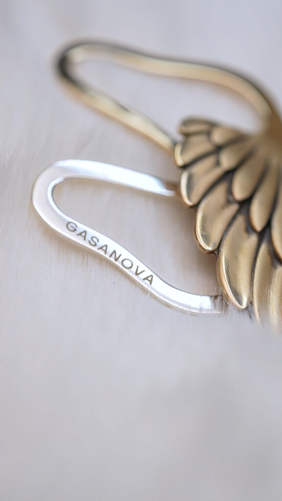 GASANOVA та Ліна Костенко випустили благодійну серію закладок-крил для книжок