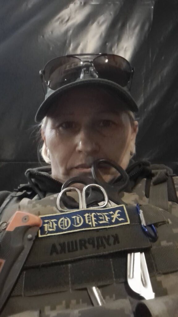 «Не знаю, чи я нормальна мама: поїхати і лишити найдорожче — своїх дітей». Інтерв’ю з бойовою медикинею «Кудряшкою»