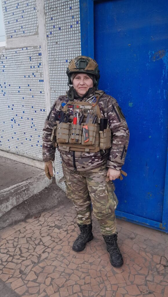 «Не знаю, чи я нормальна мама: поїхати і лишити найдорожче — своїх дітей». Інтерв’ю з бойовою медикинею «Кудряшкою»