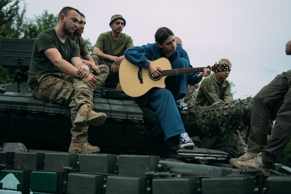 «У смерті плани». Співачка Lely45 після поїздки на фронт записала пісню про морпіхів 36-ї бригади