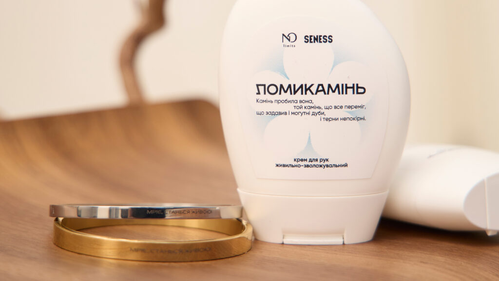 NO LIMITS і SENESS випустили колекцію «Ломикамінь» на підтримку жіночого екіпажу «Тайфун» — її обличчям стала Антоніна Хижняк 7 NO LIMITS і SENESS випустили колекцію «Ломикамінь» на підтримку жіночого екіпажу «Тайфун» — її обличчям стала Антоніна Хижняк