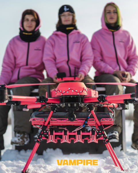 Перший жіночий безпілотний підрозділ ЗСУ показав унікальний рожевий бомбер Vampire