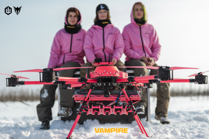 Перший жіночий безпілотний підрозділ ЗСУ показав унікальний рожевий бомбер Vampire