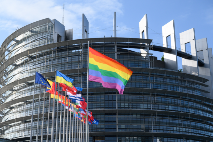 Європейський парламент ухвалив резолюцію, яка проголошує трансгендерних жінок жінками