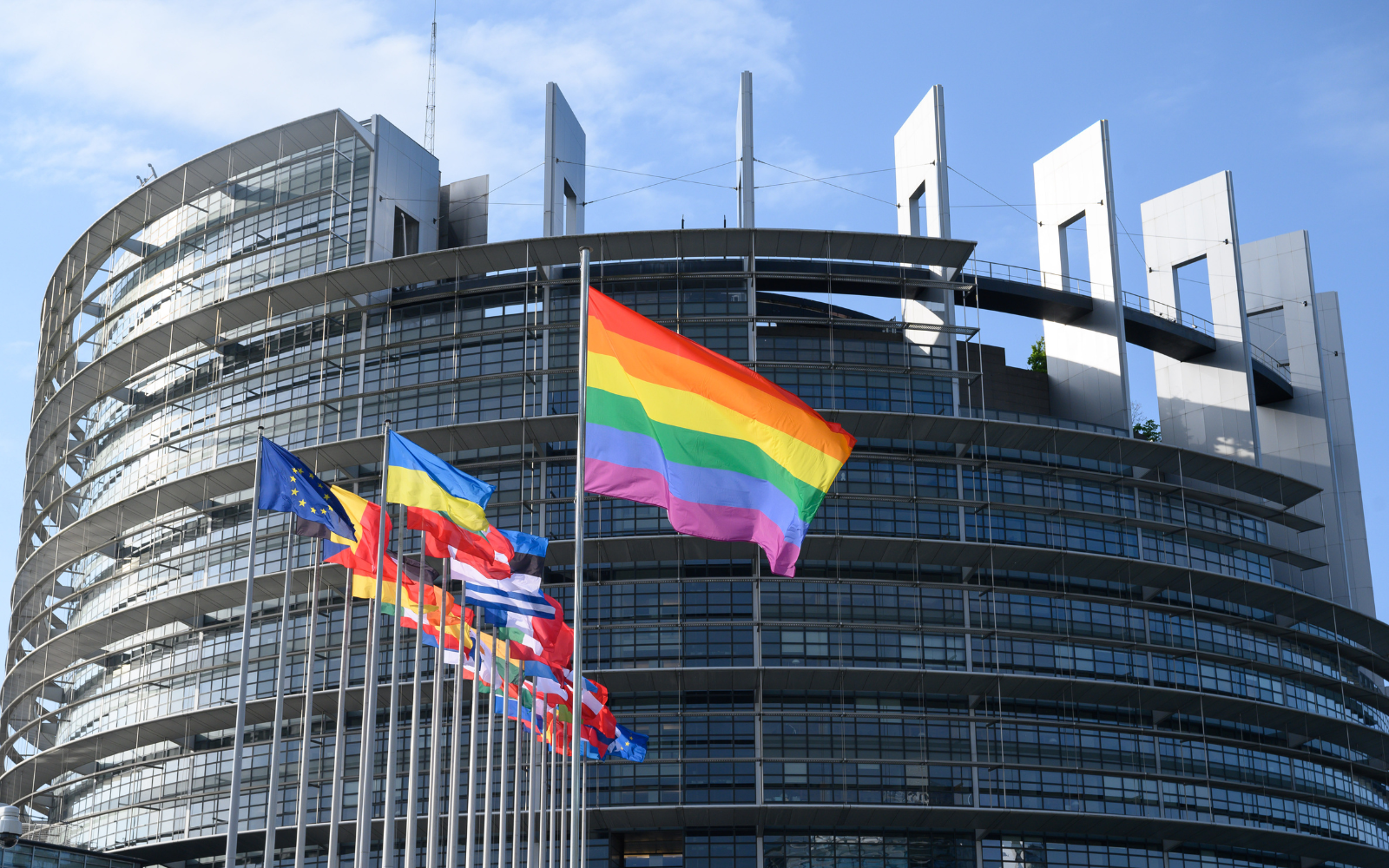 Європейський парламент ухвалив резолюцію, яка проголошує трансгендерних жінок жінками