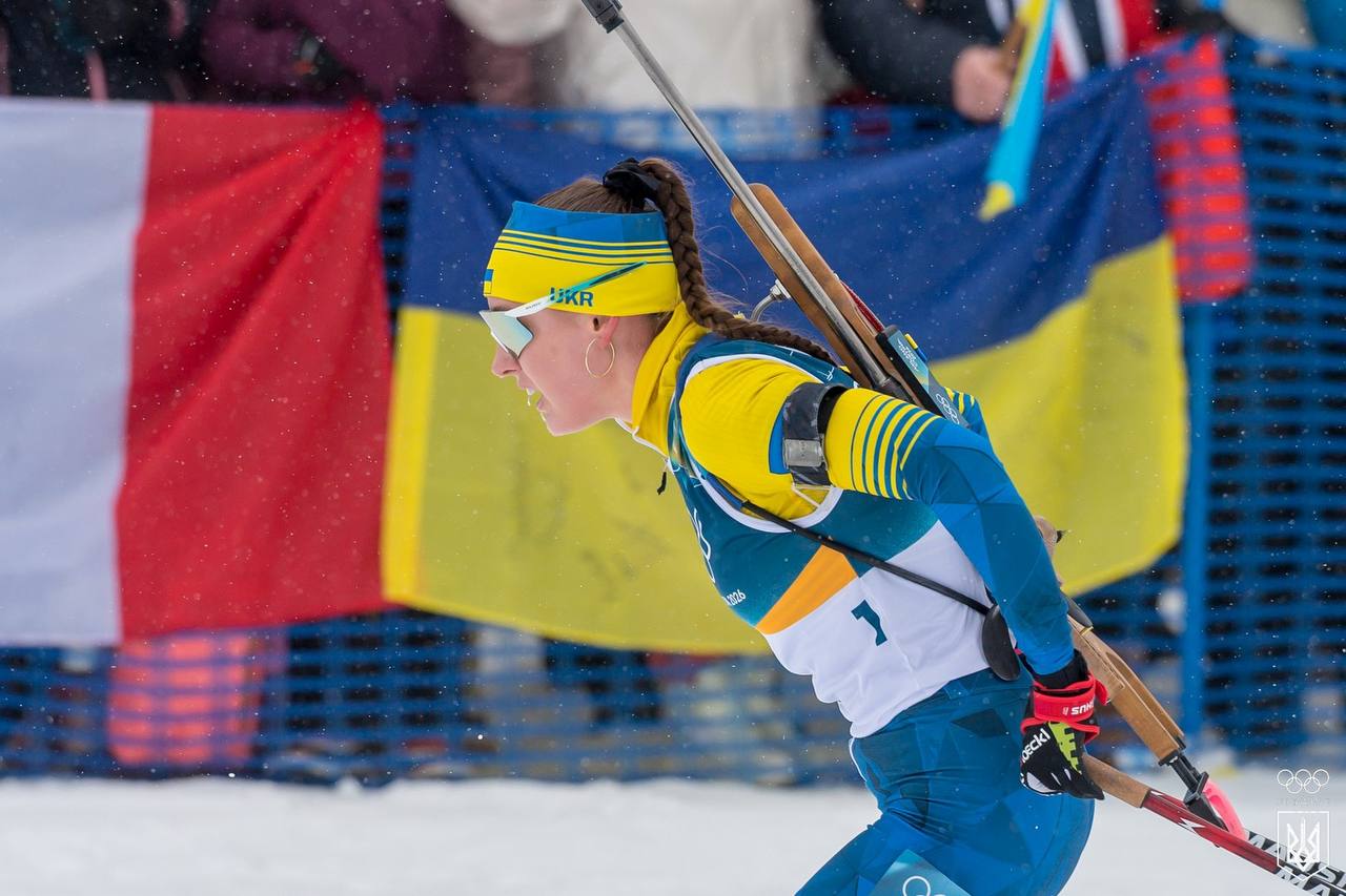 Українські біатлоністки вийшли на спринт Олімпіади-2026 з чорними стрічками на знак пам’яті про загиблих спортсменів 2 Українські біатлоністки вийшли на спринт Олімпіади-2026 з чорними стрічками на знак пам’яті про загиблих спортсменів