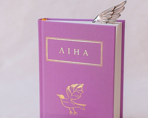 GASANOVA та Ліна Костенко випустили бронзові й срібні закладки-крила для книжок