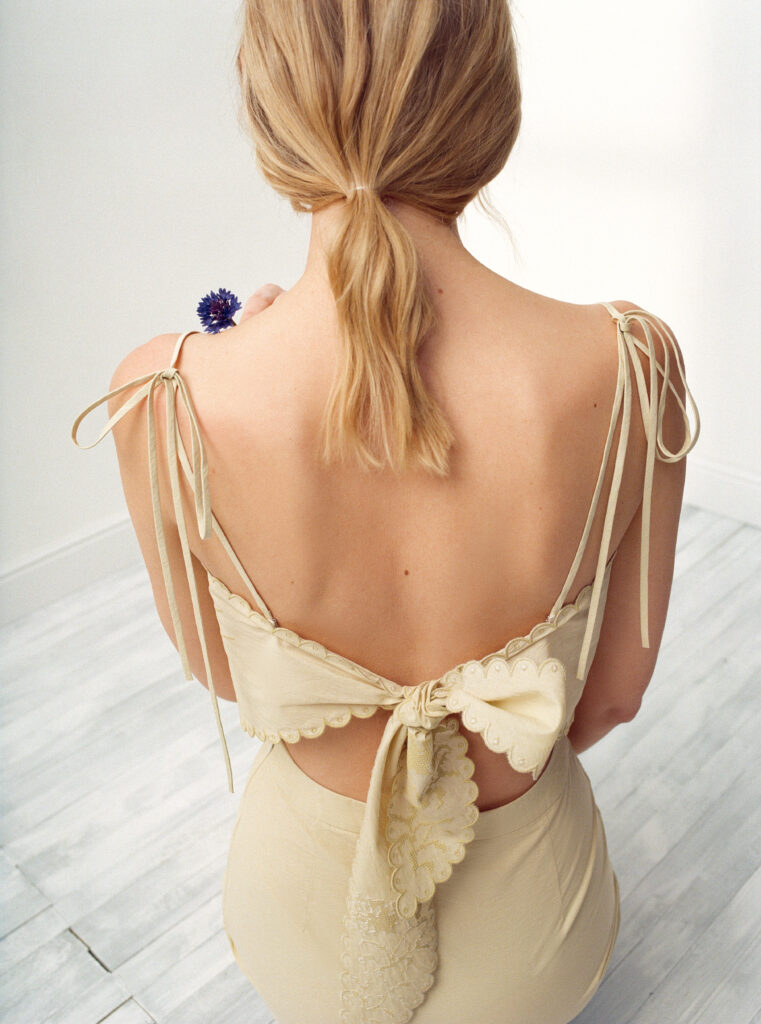 Український наїв та вишивка хрестиком: GUNIA презентує велику великодню колекцію «Щебіт»