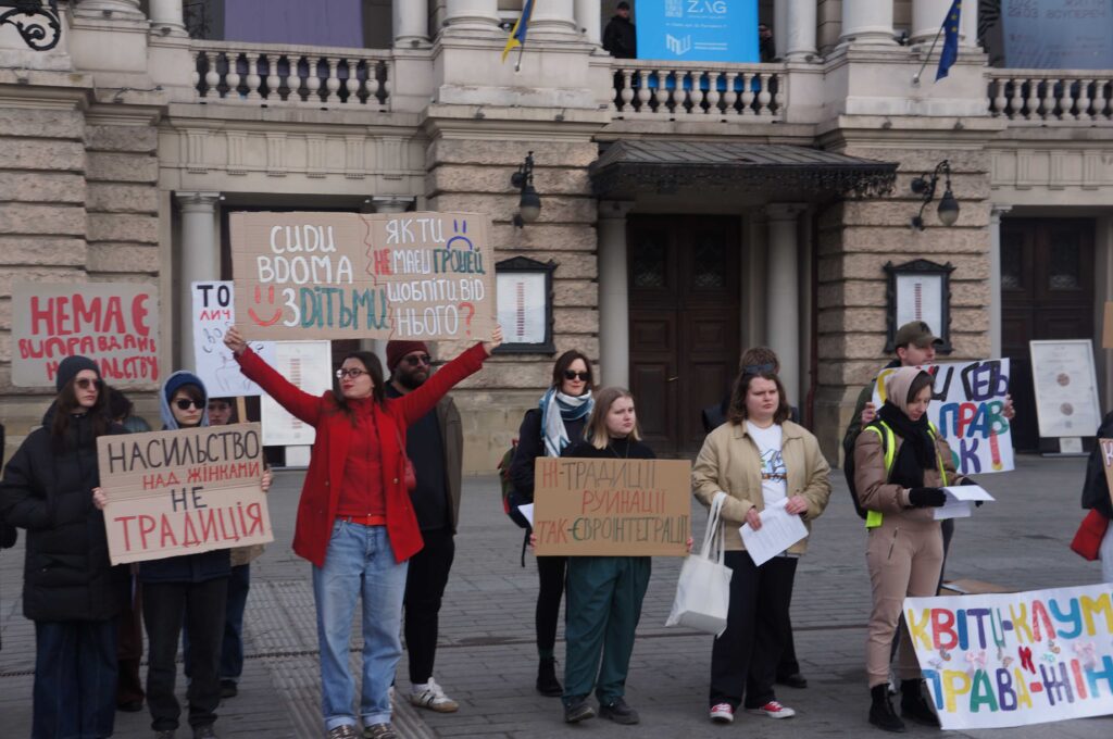 «Цивільний кодекс — крок назад, не допустимо відкат»: у Львові провели акцію на захист прав жінок