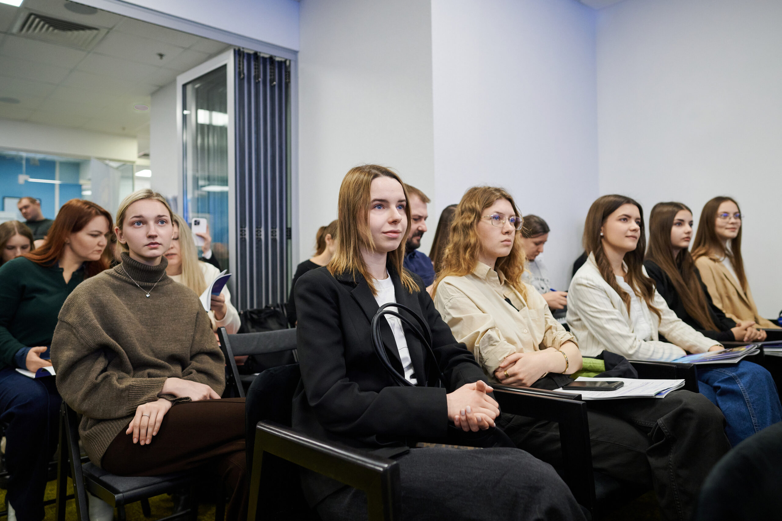 Понад 1,3 мільйона жінок — поза освітою та ринком праці: дослідження про масштаби проблеми NEET в Україні