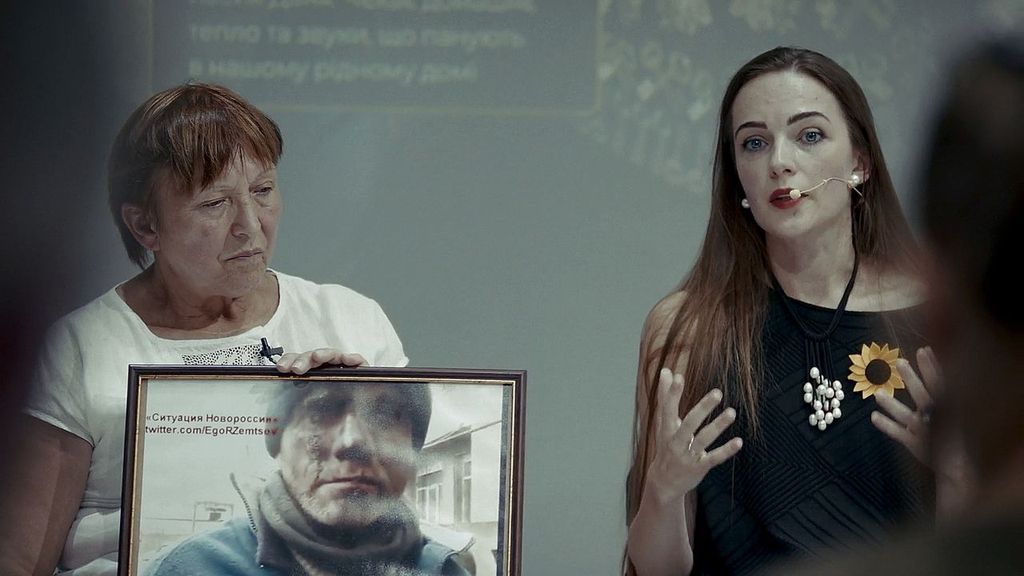 «Мир для Ніни»: на фестивалі у Франції покажуть документальний фільм про матір закатованого «кіборга» та її шлях до справедливості