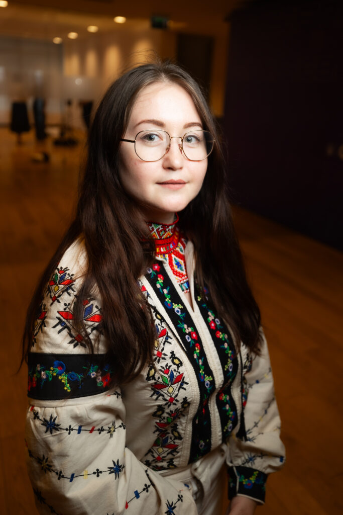 Стартував національний конкурс «Пишемо есе» для учнівства 8–10-х класів: як взяти участь 2 Стартував національний конкурс «Пишемо есе» для учнівства 8–10-х класів: як взяти участь