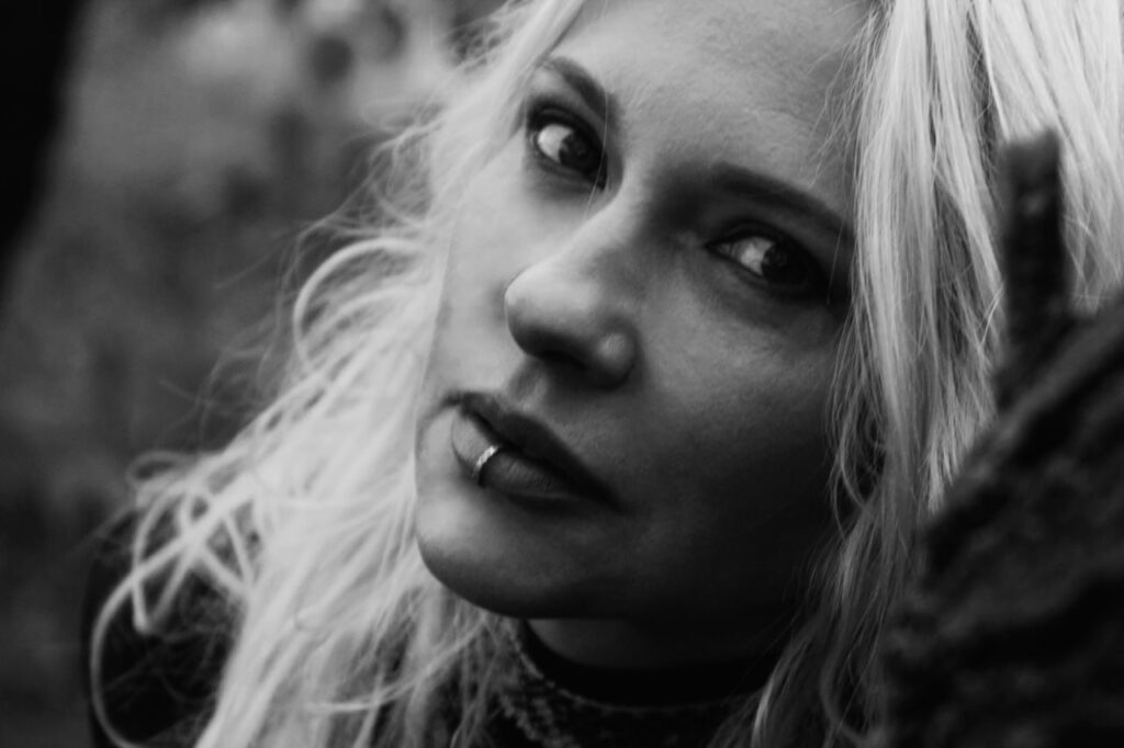 «Світлі шати»: Зінаїда Кубар презентувала на виставці в Чилі артпроєкт про зв’язок людини й природи крізь призму Чорнобиля