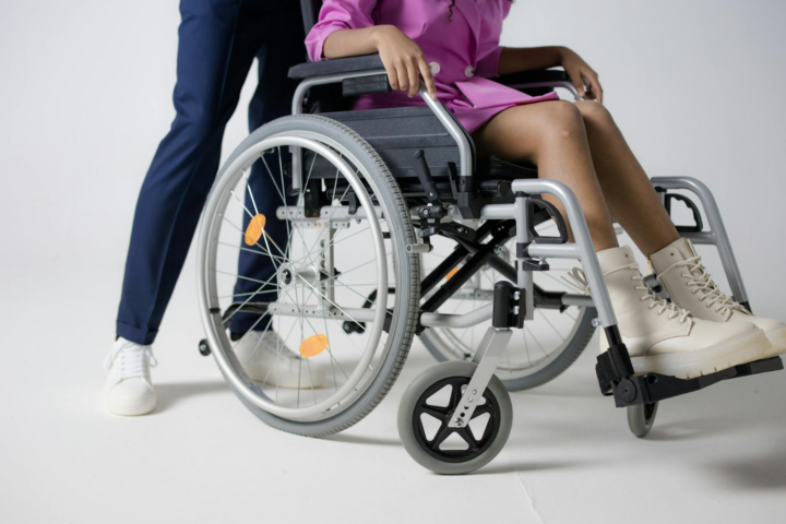 Бідність, виснаження та 15% думок про самоушкодження - як живуть мами дітей з інвалідністю в Україні