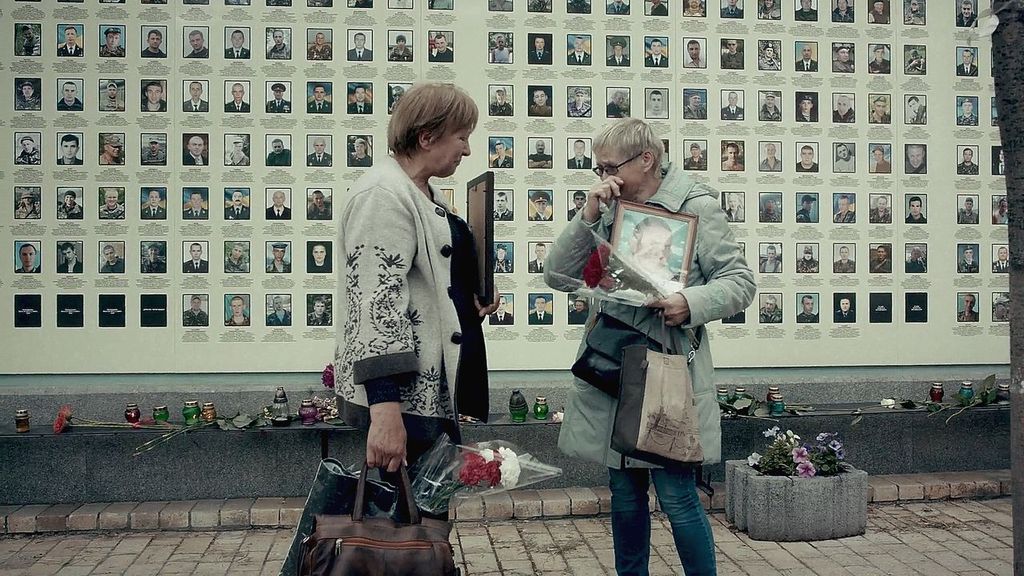 «Мир для Ніни»: на фестивалі у Франції покажуть документальний фільм про матір закатованого «кіборга» та її шлях до справедливості