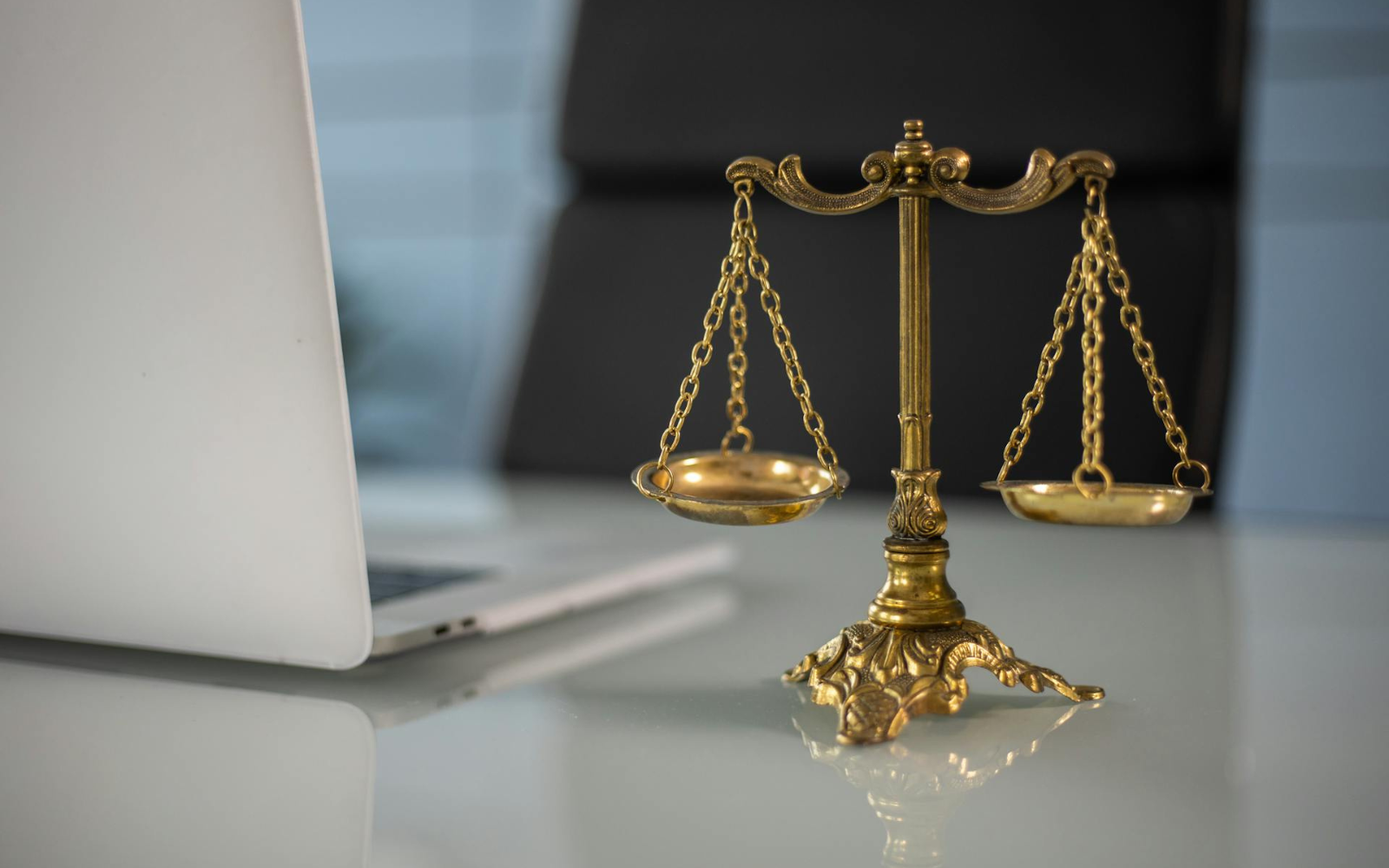 У Києві чоловік «купив» дитину за $100 і зґвалтував — кривдника та матір засудили до 15 років в’язниці