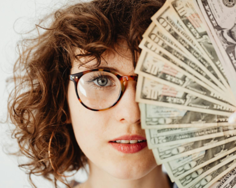 у яких галузях українці найбільше та найменше довіряють заможним жінкам