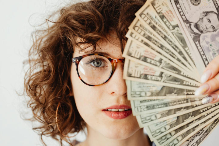 у яких галузях українці найбільше та найменше довіряють заможним жінкам