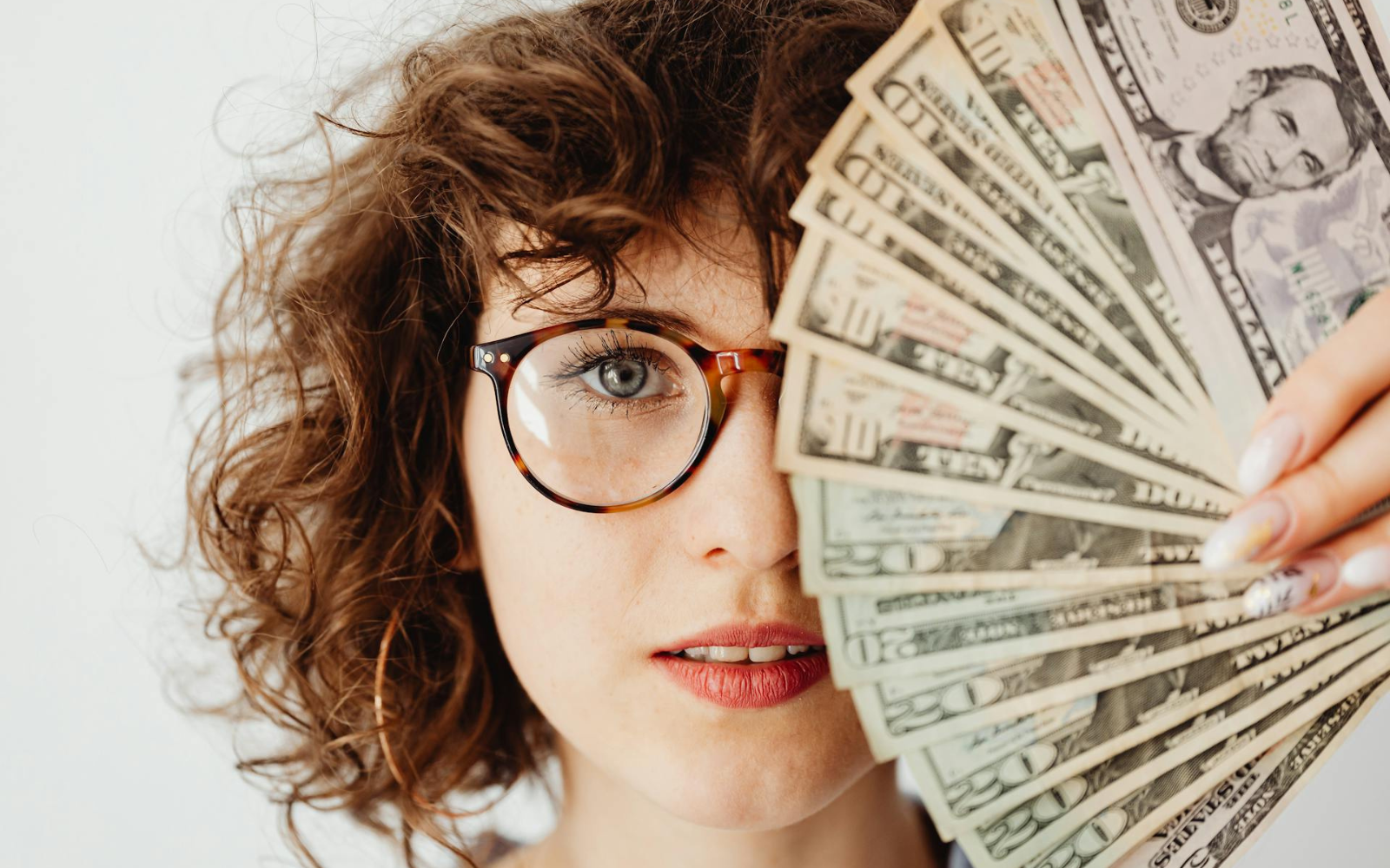 у яких галузях українці найбільше та найменше довіряють заможним жінкам