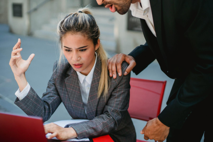 Представники покоління Z вдвічі частіше за бумерів вважають, що дружини мають слухатися чоловіків