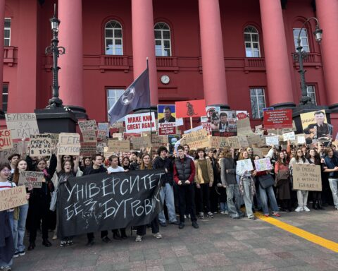 Студенти та студентки Київського національного університету імені Тараса Шевченка вийшли на акцію протесту проти ректора КНУ Володимира Бугрова