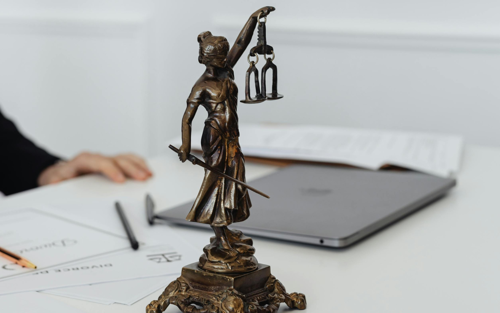 Довічне ув’язнення: на Дніпропетровщині винесли вироки вбивці 16-річної дівчини та ґвалтівнику дітей