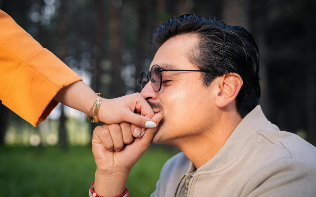 В Іспанії чоловіка засудили за поцілунок руки без згоди жінки