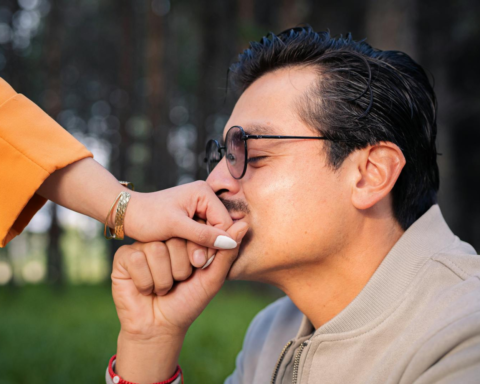 В Іспанії чоловіка засудили за поцілунок руки без згоди жінки