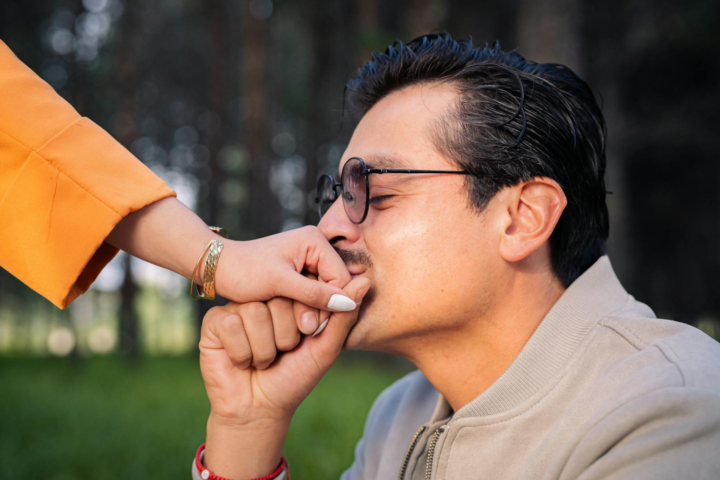 В Іспанії чоловіка засудили за поцілунок руки без згоди жінки