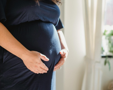 Народжуваність у США впала до історичного мінімуму: жінки відкладають дітей на потім