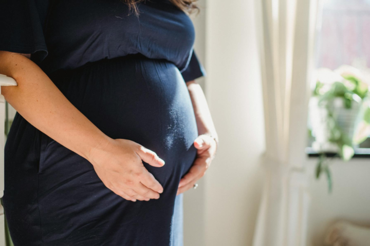 Народжуваність у США впала до історичного мінімуму: жінки відкладають дітей на потім