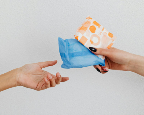 В Україні зібрали 25 тисяч підписів під петицією про зниження ПДВ на жіночі прокладки й тампони