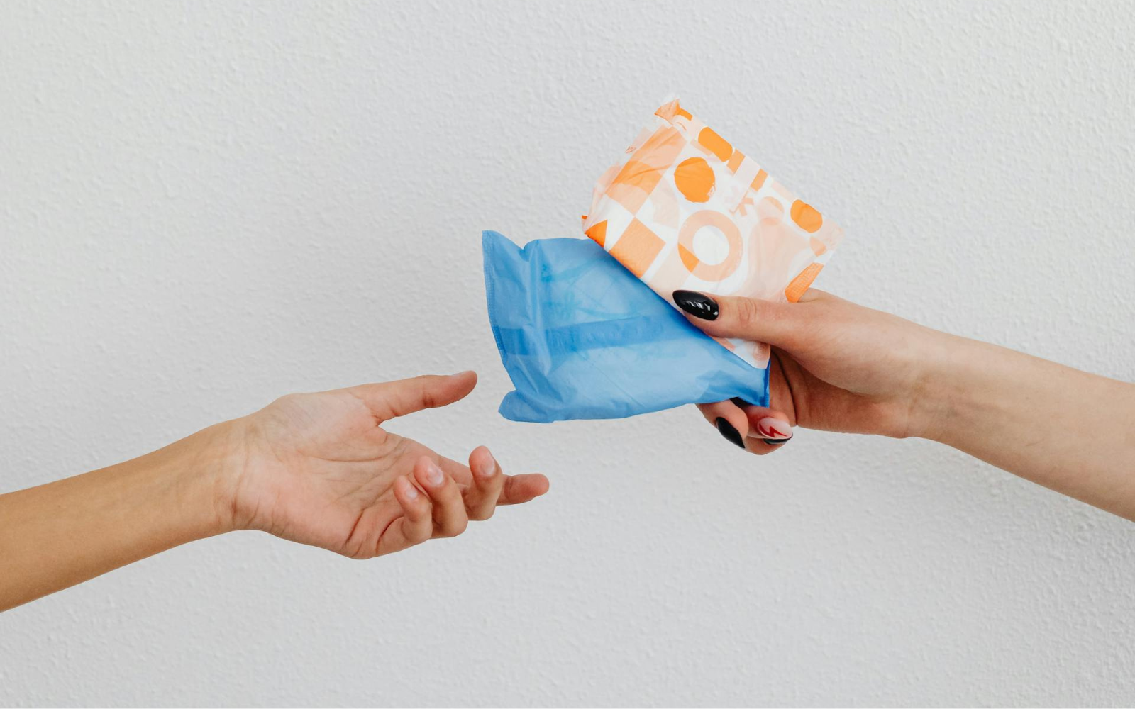 В Україні зібрали 25 тисяч підписів під петицією про зниження ПДВ на жіночі прокладки й тампони