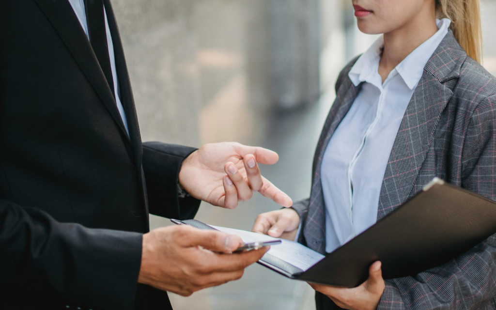 Постраждалі від насильства жінки стикаються з падінням доходу до 17%, яке зберігається роками