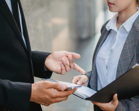 Постраждалі від насильства жінки стикаються з падінням доходу до 17%, яке зберігається роками