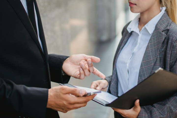 Постраждалі від насильства жінки стикаються з падінням доходу до 17%, яке зберігається роками