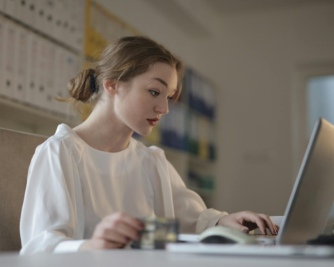 Як онлайн-насильство в епоху ШІ впливає на публічну діяльність жінок