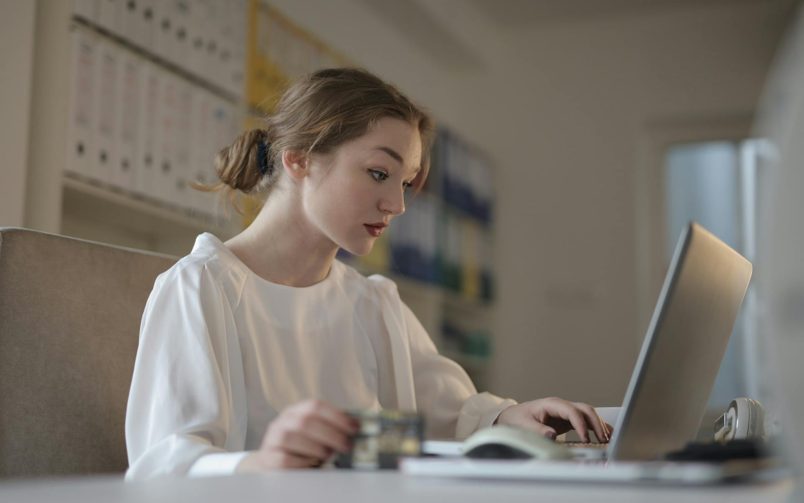 Як онлайн-насильство в епоху ШІ впливає на публічну діяльність жінок